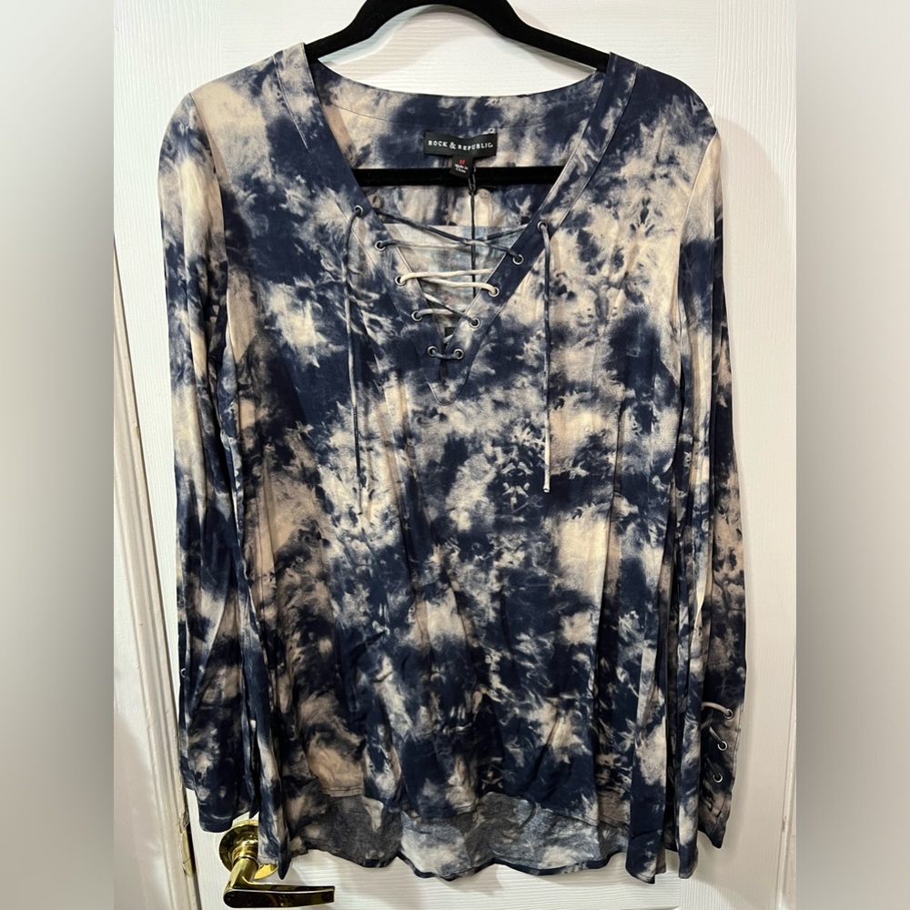 Rock & Republic Hi-Lo tie dye with tie neck and sleeves